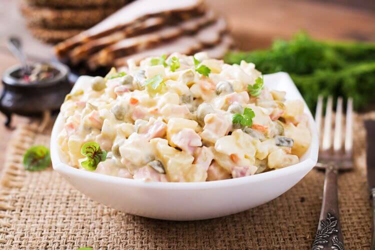 Ruska salata: Kako je nastala i koji je nezaobilazan sastojak?
